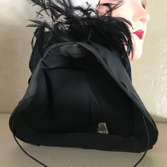 SPLENDID 1930s\' BLACK FABRIC & STRAW TOQUE WITH A FEATHER \